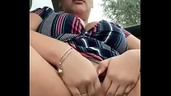 Preview 3 of Voyeur Milla - Gordita se masturba en el carro