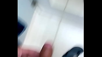 Preview 2 of Grifflth Bruce - MOSTRANDO O PAU NO VESTI&Aacute_RIO #1