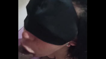 Preview 1 of 4xxxvidos Hd - Chupando pija con los ojos tapados