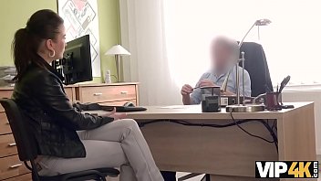 Preview 1 of Xex Bd - VIP4K. Il povero assistente esecutivo vende la figa per pagare la nuova bici
