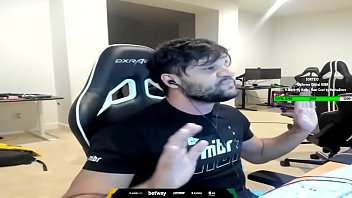 Preview 3 of Mom Banten - FER COMENDO O CU DA FURIA AO VIVO!