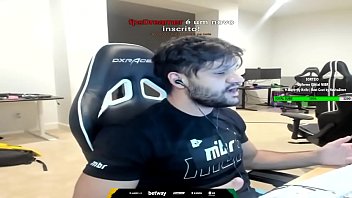 Preview 1 of Mom Banten - FER COMENDO O CU DA FURIA AO VIVO!