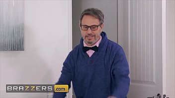 Preview 1 of Brezzers 2018 - Pretty babe (Kristen Scott) getting get her pussy fucked - Brazzers