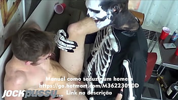 Preview 4 of Lueren - Aproveitou e sugou a jeba do novinho fantasiado de esqueleto -