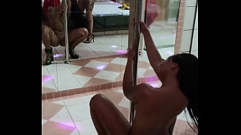 Preview 1 of Kiss Seducing Hot - Stripe no motel com duas gatas (Parte01)
