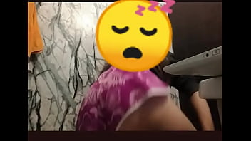 Preview 2 of Periya Sunny - Jovencita me envia video antes de ba&ntilde_arse