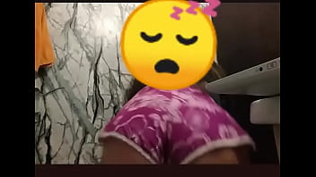 Preview 1 of Periya Sunny - Jovencita me envia video antes de ba&ntilde_arse