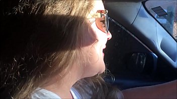 Preview 1 of Sunny Ll - Casada fodendo gostoso dentro do carro e se exibindo em publico,  Tai a Kzada gozando muito - completo no red
