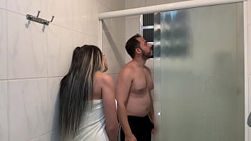 Preview 2 of Stepmom Strong - MAIS UMA VIZINHA QUE ME PEDIU AJIDA EM CASA E O PAGAMENTO QUE ELA ME DEU FOI ESSE...