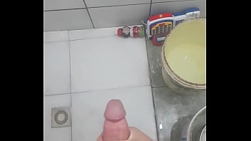 Preview 3 of Thailand Mature And Child Porno - Novinho batendo punheta no banheiro