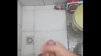 Preview 1 of Thailand Mature And Child Porno - Novinho batendo punheta no banheiro
