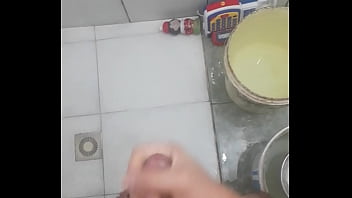 Preview 4 of Thailand Mature And Child Porno - Novinho batendo punheta no banheiro