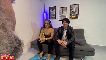 Preview 1 of Xxx Xx Anal Video - Baiana novinha fazendo sexo grupal junto com o namorado corno