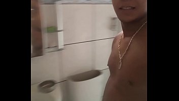 Preview 1 of Shes Got The Moves - Gozando no banho de chuveiro
