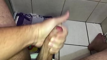 Preview 2 of Mom Hdsex Boye - uma punheta r&aacute_pida no banheiro
