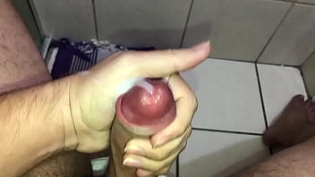 Preview 3 of Mom Hdsex Boye - uma punheta r&aacute_pida no banheiro
