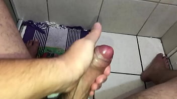Preview 1 of Mom Hdsex Boye - uma punheta r&aacute_pida no banheiro