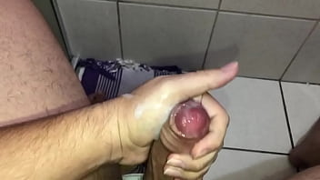 Preview 4 of Mom Hdsex Boye - uma punheta r&aacute_pida no banheiro