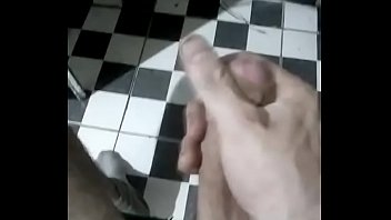 Preview 1 of Scarlett Bordeaux - batendo uma at&eacute_ gozar vendo um porno