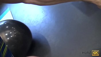 Preview 3 of Www Xx Vido Up - HUNT4K. Coniglietto ingenuo in palestra fa sesso con un maschio ricco invece di allenarsi