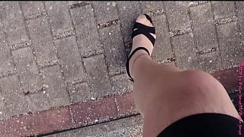 Preview 2 of Goldie Black Redwap - Kleiner Spaziergang in Heels