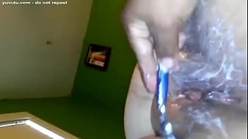 Preview 4 of Bipasha Basu Xxx Youtube Video - Afeitando la panocha de mi esposa