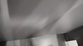 Preview 1 of Ivry Parker - Bajo la pared del ba&ntilde_o me agarran la verga