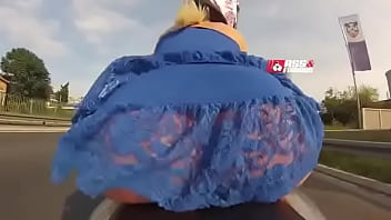 Preview 1 of Scholbgirl - Rabo loiro na moto sem calcinha
