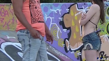 Preview 2 of Culiar Sabroso Con Un Viejo - REAL PUBLIC SEX, AMATEUR AMERICAN FREAKY TEEN vs VICTOR BLOOM
