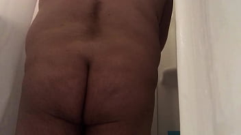 Preview 2 of Ninos Cojiendo A Hamiguita - Chubby Latino Cleans Body in Shower