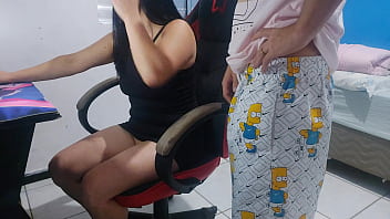 Preview 2 of 991freakyflames C - Esposa gostosa recebe o t&eacute_cnico de TV com uma roupa bem provocante e deixa ele foder at&eacute_ o cuzinho dela
