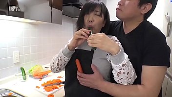 Preview 1 of School Girls Sucking Each Other - 舌ったらずで超剛毛！肉感熟女のマン汁サラダ 2