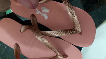 Preview 2 of 40jjj Fucked Hard - Gozando nas havaianas 37/38