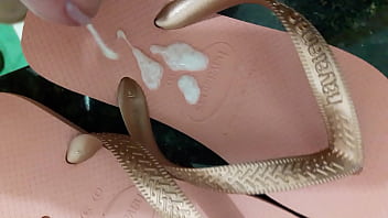 Preview 3 of 40jjj Fucked Hard - Gozando nas havaianas 37/38