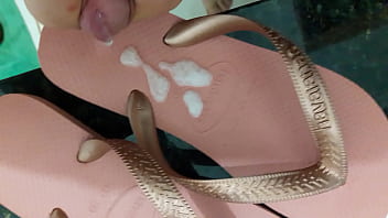 Preview 4 of 40jjj Fucked Hard - Gozando nas havaianas 37/38