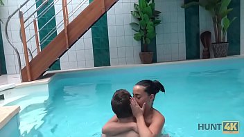 Preview 1 of Cara Britt - HUNT4K. Brunette Lassie est pr&ecirc_te &agrave_ satisfaire le propri&eacute_taire d&#039_un petit centre de spa