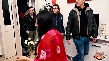 Preview 3 of Aff Yummymummy - La spagnola in cucina,  Kesha Ortega e Luca Borromeo (feat. Capitano Eric,  Gothic e Alexander)