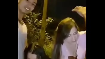 Preview 2 of Karina Kapoor Full Sixey Videos - Dos amigas chupando pijas en la calle