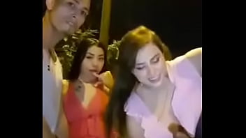 Preview 3 of Karina Kapoor Full Sixey Videos - Dos amigas chupando pijas en la calle