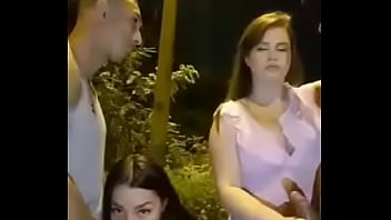 Preview 1 of Karina Kapoor Full Sixey Videos - Dos amigas chupando pijas en la calle