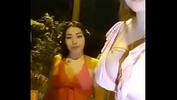 Preview 4 of Karina Kapoor Full Sixey Videos - Dos amigas chupando pijas en la calle
