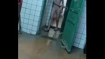 Preview 1 of Blonde Snuff - русский парень идёт в душ помахивая членом