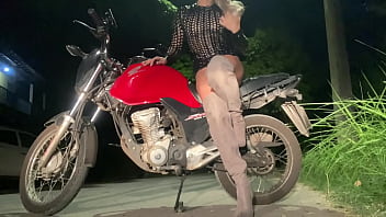 Preview 1 of Silvia Johns - MOTOQUEIRO COLOCOU A SAFADA PRA CHUPAR EM RUA MOVIMENTADA DE BH