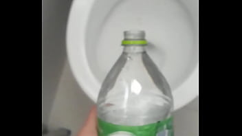 Preview 3 of Dahod Xxx Video - Garrafinha cheia de &aacute_gua punheta