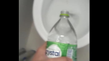 Preview 4 of Dahod Xxx Video - Garrafinha cheia de &aacute_gua punheta