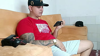 Preview 1 of Larki Larki Choda Chodi - Llego a casa y veo a mi hijastro bien cachondo,  tocando su rica polla mientras ve porno en su cel y yo termino sacando su rica leche - Parte 1