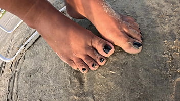 Preview 1 of Japanese Mother Mitsuki An Bbw - Solinhas molhadas na areia: p&eacute_s suadinhos que v&atilde_o te deixar louco de tes&atilde_o!