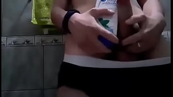 Preview 4 of Frauen Tierporno - Shampoo Challenge