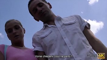 Preview 1 of Parents Teen - HUNT4K. L&#039_ perde il portafoglio ma l&#039_uomo carismatico