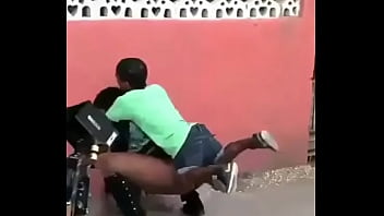 Preview 3 of Latin Brazzer - Negra culona  bailando burry chica
